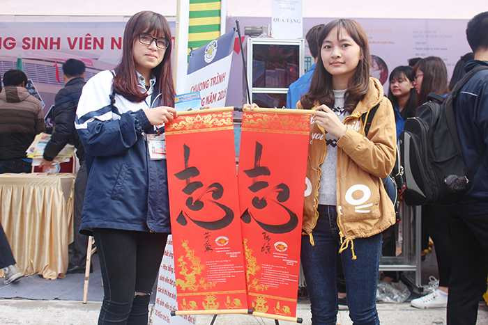 Ông đồ viết thư pháp gây quỹ từ thiện