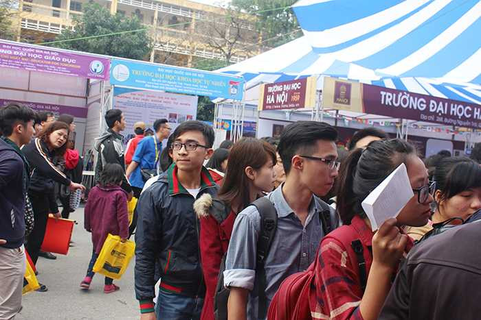 Ông đồ viết thư pháp gây quỹ từ thiện