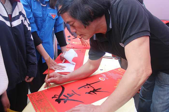 Ông đồ viết thư pháp gây quỹ từ thiện