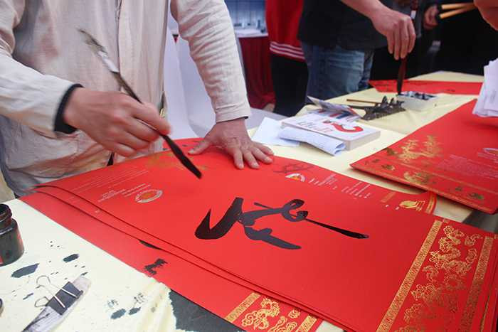 Ông đồ viết thư pháp gây quỹ từ thiện