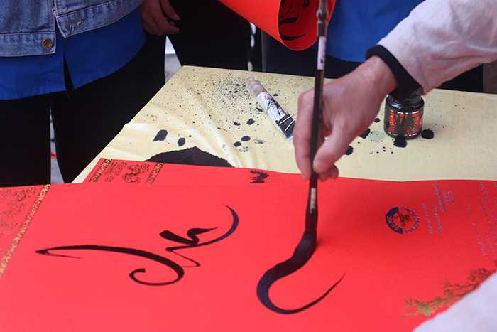 Ông đồ viết thư pháp gây quỹ từ thiện