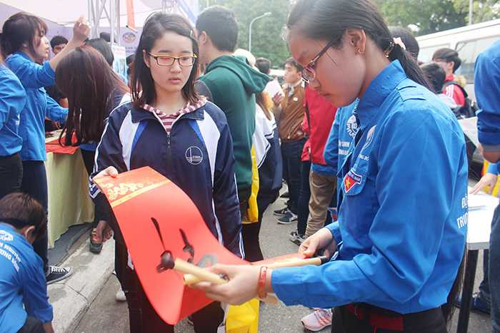 Ông đồ viết thư pháp gây quỹ từ thiện