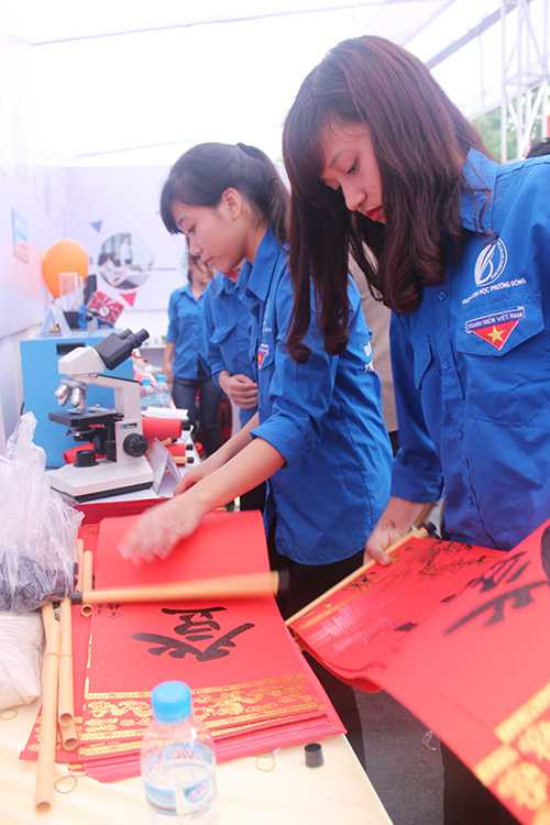 Ông đồ viết thư pháp gây quỹ từ thiện