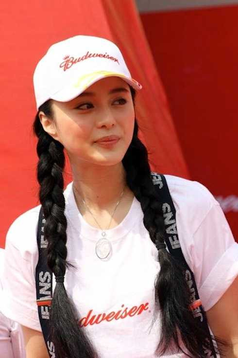 Cô diện trang phục rất đơn giản với áo phông và mũ trắng.