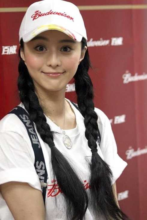 Người đẹp sinh năm 1981 chọn mái tóc bím cho lần xuất hiện này.