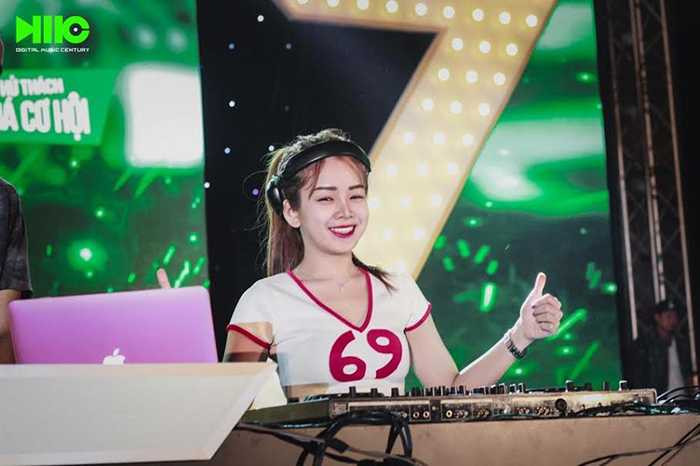 Thân hình bốc lửa của 5 nữ DJ nóng bỏng nhất