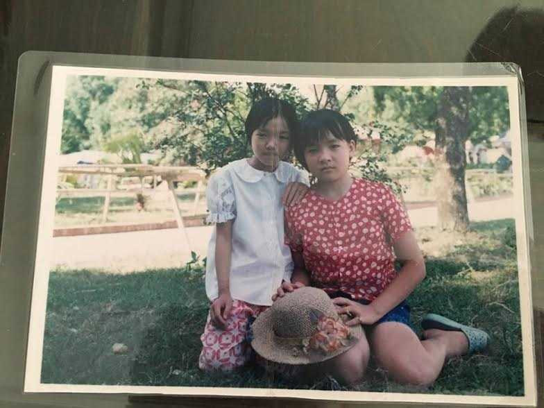 Chị Hiền (phải) càng lớn càng khác với chị em trong nhà. 