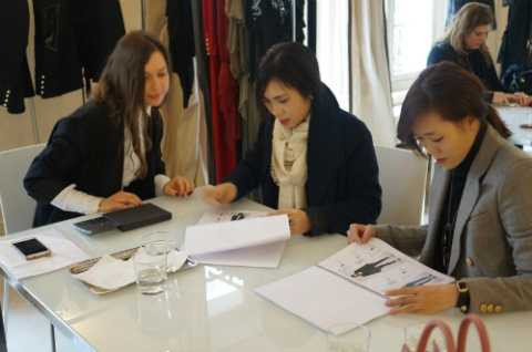 Chị Lưu Nga (giữa) có dịp làm việc với một số thương hiệu Pháp sau khi xem show. Chị Lưu Nga (giữa) có dịp làm việc với một số thương hiệu Pháp sau khi xem show.