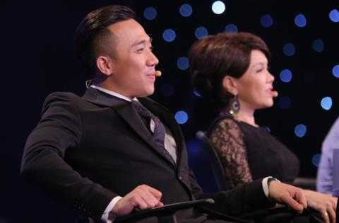 Trấn Thành nở nụ cười hạnh phúc, không ngừng dõi theo người yêu.