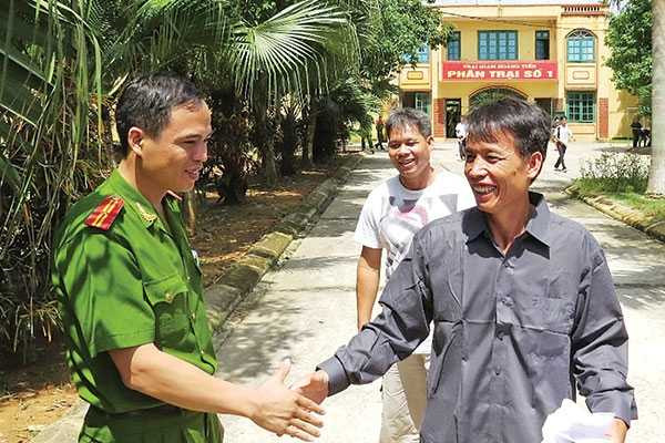 Về Tiên Lãng ngắm đàn vịt biển của Đoàn Văn Vươn