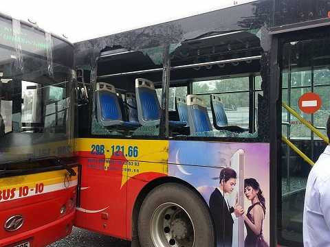 Hiện trường 2 chiếc xe bus tông vào nhau