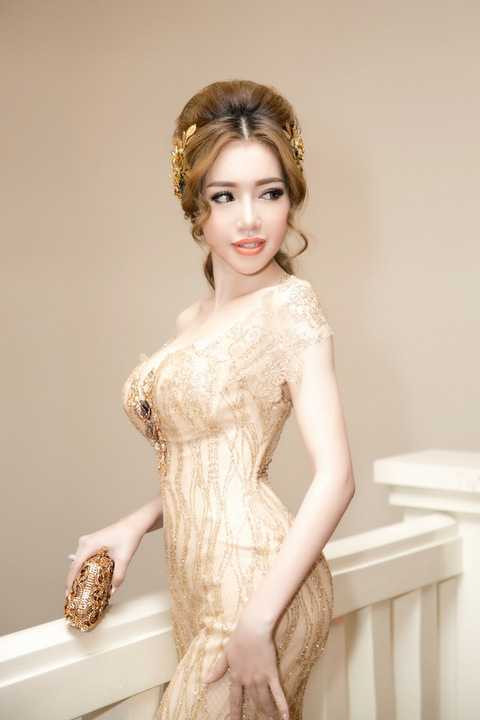 Bộ váy dạ hội đuôi cá của nhà thiết kế Phạm Đặng Anh Thư giúp người đẹp khoe trọn thân hình đồng hồ cát với những đường cong quyến rũ khó rời mắt. Bộ váy dạ hội đuôi cá của nhà thiết kế Phạm Đặng Anh Thư giúp người đẹp khoe trọn thân hình đồng hồ cát với những đường cong quyến rũ khó rời mắt.