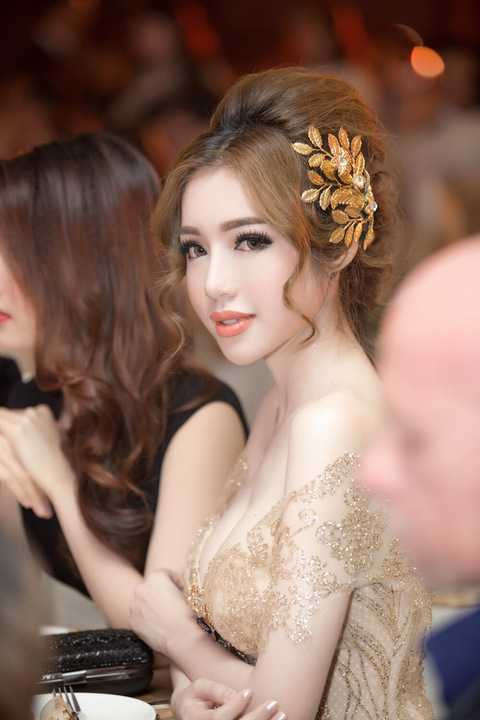 Bên cạnh đó, chất liệu sequins kết hạt tỉ mỉ vốn là xu hướng hot đầu năm 2016 tôn lên dáng vẻ sang trọng cho Elly Trần. Với kiểu váy này, cô chọn kiểu tóc cột gọn gàng, nhấn nhà bằng cài đầu phong cách nữ thần đầy cuốn hút. Bên cạnh đó, chất liệu sequins kết hạt tỉ mỉ vốn là xu hướng hot đầu năm 2016 tôn lên dáng vẻ sang trọng cho Elly Trần. Với kiểu váy này, cô chọn kiểu tóc cột gọn gàng, nhấn nhà bằng cài đầu phong cách nữ thần đầy cuốn hút.