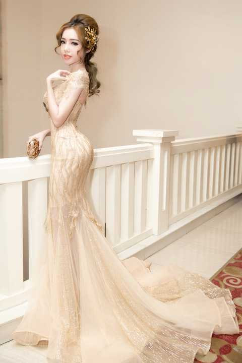 Sau thời gian dài vắng bóng chăm sóc tổ ấm, Elly Trần hiện đẩy mạnh hình ảnh hơn. Người đẹp chia sẻ nghệ thuật vốn là niềm đam mê cháy bóng nên cô muốn tìm kiếm những vai diễn mới ấn tượng