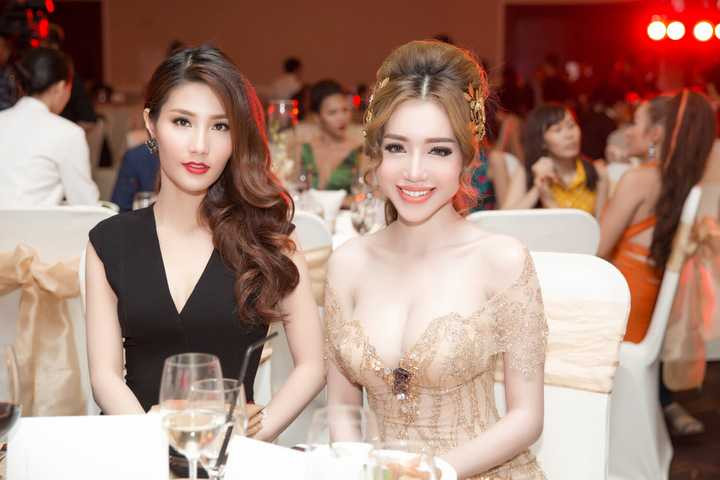 Tuy nhiên, điều quan trọng nhất của Elly vẫn là hai con nhỏ nên cô chưa dám nhận lời tham gia bất cứ dự án phim ảnh nào. Dù nhận được tình cảm ủng hộ và hỗ trợ từ gia đình, Elly vẫn muốn tập trung thời gian tự tay chăm sóc hai bé Cadie và Alfie.