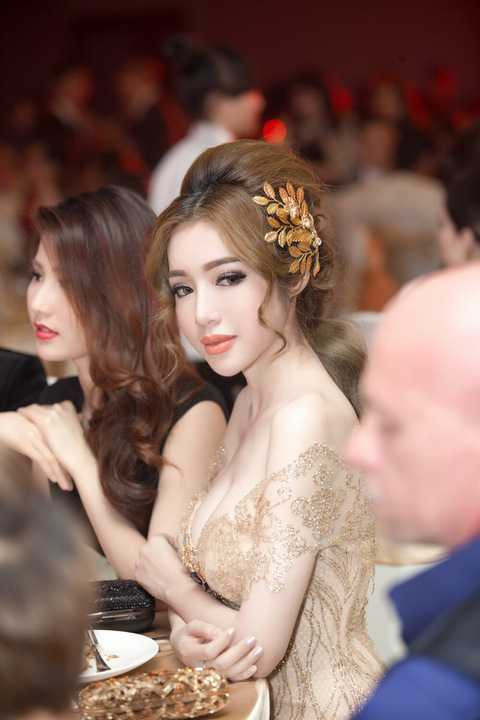 Trên trang cá nhân, Elly thường xuyên cập nhật hình ảnh đời thường đáng yêu của gia đình nhỏ. Những hình ảnh như Elly cùng Cadie mặc đồ đôi nô đùa, ăn uống, đi học hay cậu nhóc Alfie có thân hình bánh tét đều gây sốt và được đông đảo mọi người yêu thích, dành nhiều tình cảm Trên trang cá nhân, Elly thường xuyên cập nhật hình ảnh đời thường đáng yêu của gia đình nhỏ. Những hình ảnh như Elly cùng Cadie mặc đồ đôi nô đùa, ăn uống, đi học hay cậu nhóc Alfie có thân hình bánh tét đều gây sốt và được đông đảo mọi người yêu thích, dành nhiều tình cảm