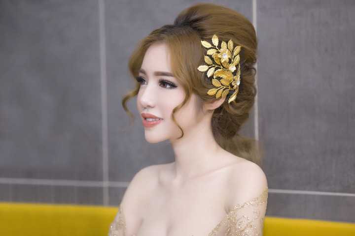 Elly cho biết cô đơn giản yêu thích chia sẻ khoảnh khắc đầy ắp kỷ niệm bên các con nhỏ với các khán giả yêu mến gần xa.