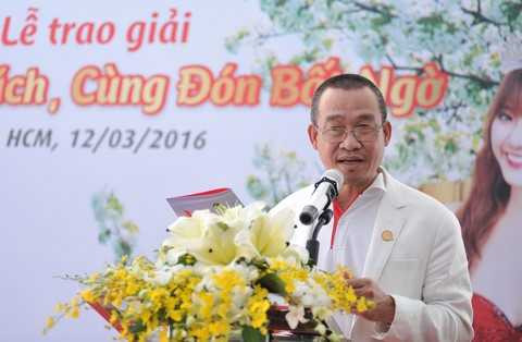 Giam doc dieu hanh Luu Duc Khanh chuc mung hanh khach may man (Copy).jpg