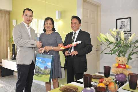 Dai dien cong ty Phu Long va gia dinh hanh khach Nguyen Thi Vy (Copy).jpg