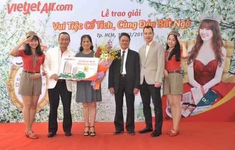 Giam doc dieu hanh Luu Duc Khanh trao tang can ho cho HK Nguyen Thi Vy (1) (Copy).jpg