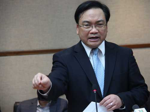 Ngay tại buổi làm việc với Khu công nghiệp Thăng Long, Bí thư Hà Nội Hoàng Trung Hải đã yêu cầu cởi trói nhiều thủ tục hành chính. Ảnh: Võ Hải.