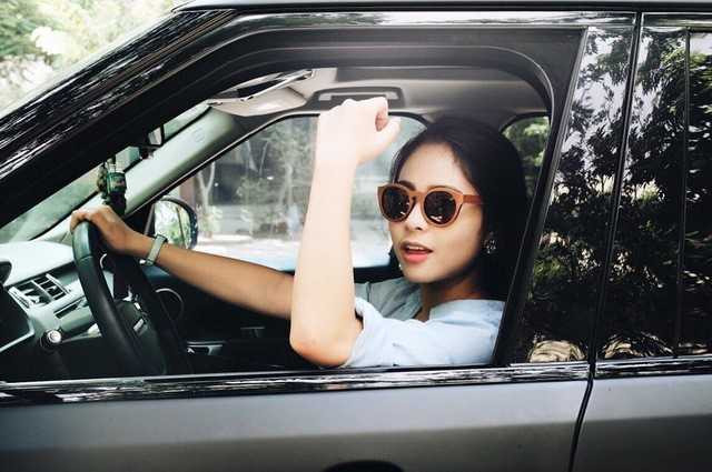 Ca nương Kiều Anh cho biết, xe của nữ ca sĩ mất lái và gặp tai nạn trên đường, nhưng thay vì giúp đỡ, người đi đường chỉ cố gắng chụp ảnh.