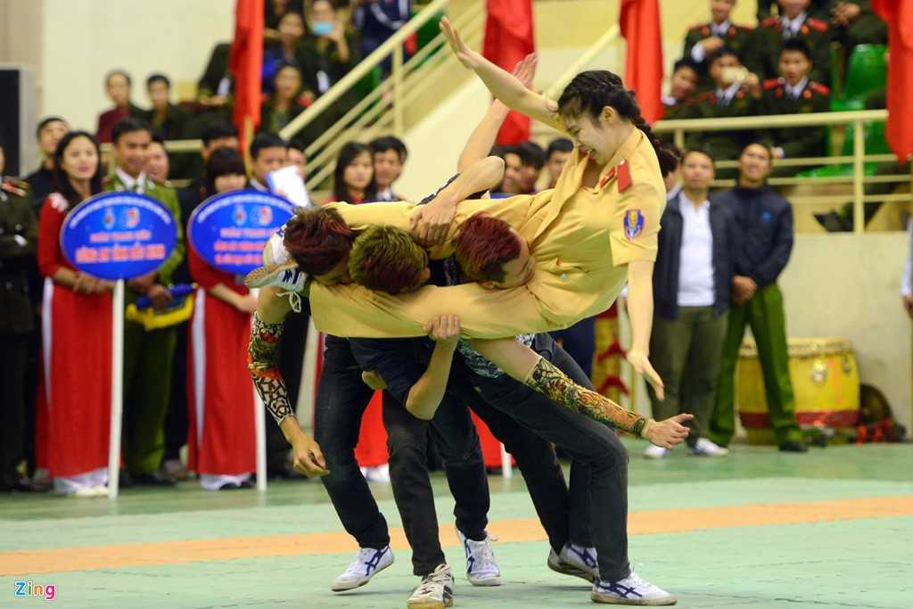 Nữ chiến sĩ Lương Thị Hoài Thương (trường Cao đẳng cảnh sát nhân dân 1) tham gia thi nội dung võ ứng dụng của CAND với màn trình diễn ấn tượng (Ảnh: Zing)