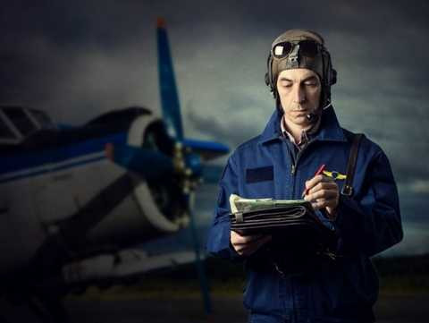 Phi công máy bay. Vào bất kỳ thời điểm nào, nghề phi công luôn nằm trong top những nghề nghiệp căng thẳng và stress nhất bởi lẽ họ chỉ cần một sai lầm nhỏ thôi cũng dẫn đến sự ra đi của hàng trăm hành khách phía sau. 