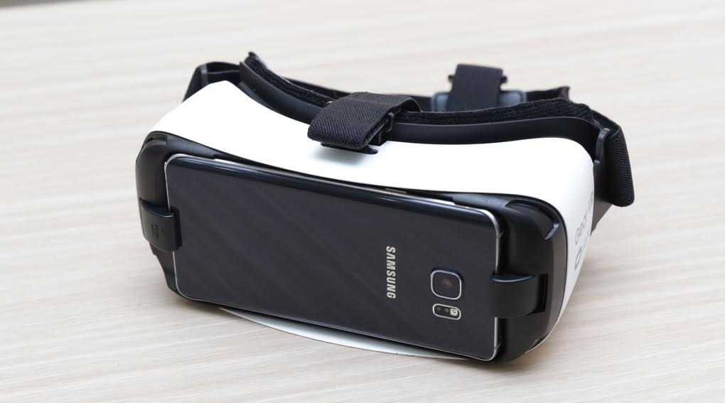 Kính thực tế ảo Gear VR có giá 2.190.000 đồng và được tặng thêm phiếu mua hàng 800.000 đồng khi đặt trước tại Thế Giới Di Động