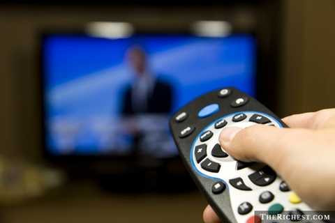 Điều khiển Tivi. Điều khiển TV là một trong những đồ vật tiếp xúc với tay người nhiều nhất. Và tất nhiên, trong nhiều trường hợp bàn tay người dùng không hề sạch sẽ và điều khiển TV lại là đồ vật gần như không bao giờ được tẩy rửa