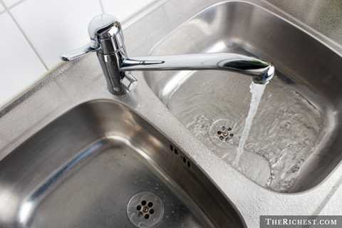 Bồn rửa bát. Tất nhiên, thức ăn thừa, dầu mỡ, bụi bẩn ... không thể được rửa sạch 100% khỏi bồn rửa bát và nếu được thay thế thì đây thực sự là một khu vực khá bẩn thỉu