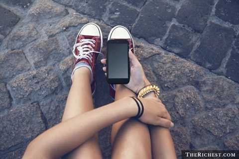 Điện thoại di động. Smartphone cảm ứng hiện tại luôn khiến người dùng phải sử dụng rất nhiều và tiếp xúc với màn hình rất nhiều. Hơn thế nữa, nhiều người còn có thói quen mang điện thoại vào nhà vệ sinh để <a href='https://vtcnews.vn/' >đọc báo</a>, lướt web. Đây chính là nơi tiếp xúc với nhiều vi khuẩn nhất