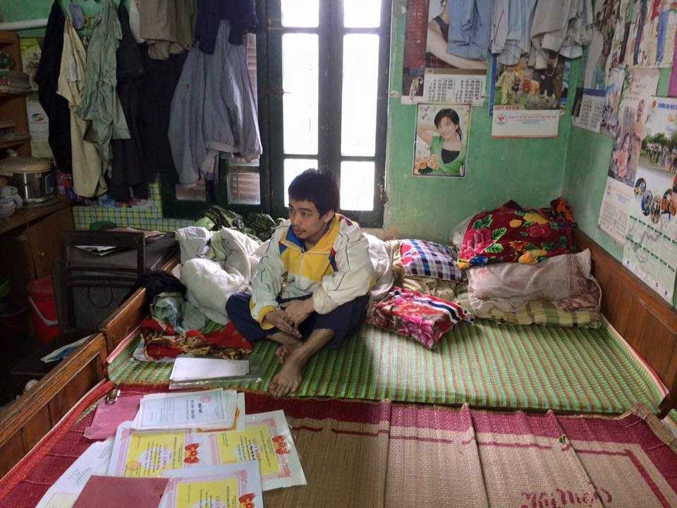 Gia đình túng quẫn, nữ sinh viên cắn lưỡi tự tử