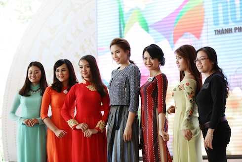 Kỳ Duyên cho biết, cô luôn thấy tự tin khi mặc chiếc áo dài truyền thống. Dù hôm đầu tiên để thay đổi phong cách, buổi sáng Hoa hậu có mặc bộ đầm hàng hiệu, nhưng hôm sau Kỳ Duyên đã chọn cho mình chiếc áo dài trắng đầy quyến rũ.