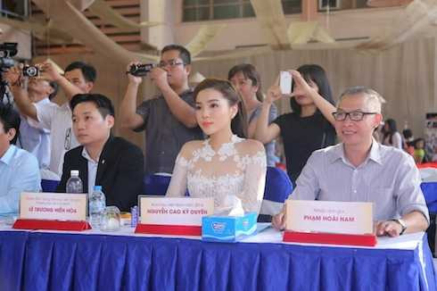 Chiếc áo dài ren xuyên thấu phần thân trên giúp Hoa hậu Việt Nam 2014 khoe được những đường cong đáng mơ ước.