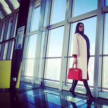 Phạm Hương liên tục gây chú ý khi hình ảnh của cô luôn gắn liền với những món hàng hiệu đắt giá. Bộ sưu tập hàng hiệu của Phạm Hương gồm chiếc túi xách Hermes Birkin màu đỏ nổi bật, với giá lên đến 21.500 USD (khoảng 473 triệu đồng). Phạm Hương liên tục gây chú ý khi hình ảnh của cô luôn gắn liền với những món hàng hiệu đắt giá. Bộ sưu tập hàng hiệu của Phạm Hương gồm chiếc túi xách Hermes Birkin màu đỏ nổi bật, với giá lên đến 21.500 USD (khoảng 473 triệu đồng).