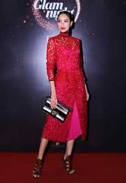 Trong một sự kiện, người đẹp Hải Phòng nổi bật trong bộ đầm đỏ rực, kết hợp sandal cá tính và túi cầm tay sành điệu. Cả ba sản phẩm đều thuộc nhà mốt Salvatore Ferragamo, tổng cộng trị giá hơn 220 triệu đồng. Trong đó, chiếc váy ren nữ tính có giá 5.000 USD (hơn 110 triệu đồng), trong khi túi và sandal đều được bán ở mức 2.500 USD. Trong một sự kiện, người đẹp Hải Phòng nổi bật trong bộ đầm đỏ rực, kết hợp sandal cá tính và túi cầm tay sành điệu. Cả ba sản phẩm đều thuộc nhà mốt Salvatore Ferragamo, tổng cộng trị giá hơn 220 triệu đồng. Trong đó, chiếc váy ren nữ tính có giá 5.000 USD (hơn 110 triệu đồng), trong khi túi và sandal đều được bán ở mức 2.500 USD.