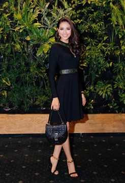 Hoa hậu Hoàn vũ Việt Nam diện cả cây Versace khoảng 200 triệu đồng đi sự kiện. Trong đó, mẫu đầm cut-out Thu 2015 có giá trên 97 triệu, túi xách trên 58 triệu, bộ vòng tay và hoa tai ánh kim gần 18 triệu đồng. Hoa hậu Hoàn vũ Việt Nam diện cả cây Versace khoảng 200 triệu đồng đi sự kiện. Trong đó, mẫu đầm cut-out Thu 2015 có giá trên 97 triệu, túi xách trên 58 triệu, bộ vòng tay và hoa tai ánh kim gần 18 triệu đồng.