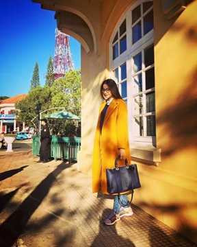 Cô nàng thường xuống phố với chiếc túi xách Diorissimo đình đám của thương hiệu Dior có giá lên tới 112 triệu đồng. Cô nàng thường xuống phố với chiếc túi xách Diorissimo đình đám của thương hiệu Dior có giá lên tới 112 triệu đồng.