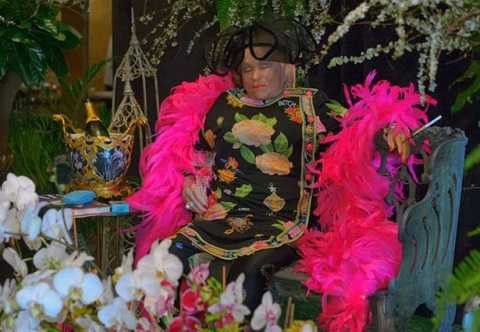 Hình ảnh bà Mickey Easterling kiêu sa cùng ly sâm banh