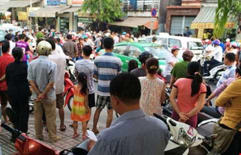 Nhiều người dân tập trung tại hiện trường xem công an khám nghiệm. Ảnh: NT