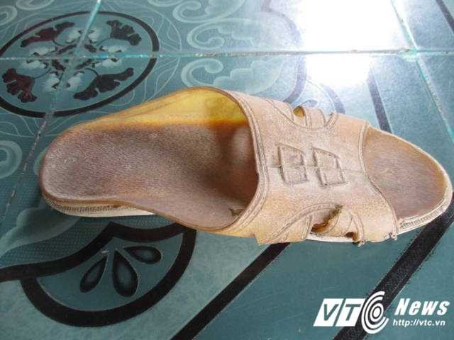 Đến giờ chị Thảo vẫn còn giữ chiếc dép anh Tự đi ngày gặp tai nạn giao thông.