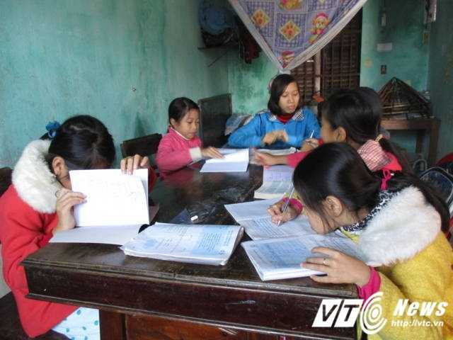 Lớp học thêm em Kiều mở tại nhà dạy cho những em nhỏ hàng xóm để có thêm thu nhập giúp đỡ mẹ.