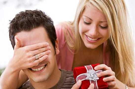  Bởi lẽ, trước đó, các cô gái thể hiện tình yêu của mình đối với các chàng trai vào ngày Valentine Đỏ (14/2) bằng cách tặng hoa, quà... cho nửa kia. 