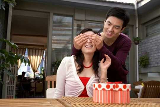  Theo đó, vào năm 1965, một chàng trai bán kẹo dẻo ở Nhật Bản muốn đáp lại tình cảm của cô gái thầm thương trộm nhớ mình - người đã tặng quà cho anh vào Valentine Đỏ (14/2). 