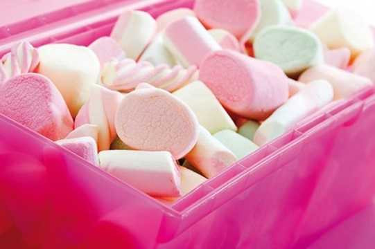 Do đó, chàng trai này đã làm một hộp kẹo thật lớn có màu trắng như tuyết để tặng bạn gái. 