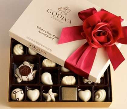 Trong ngày lễ tình nhân thứ 2 trong năm, các đôi uyên ương thường tặng nhau chocolate trắng như đúng tên gọi ngày Valentine Trắng. Thêm vào đó, các chàng trai còn tặng bạn gái các món quà khác như quần áo, trang sức, đồ ăn... 