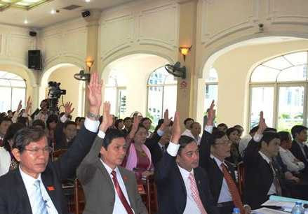 Các đại biểu HĐND TP Đà Nẵng biểu quyết thông qua một nghị quyết trong nhiệm kỳ 2011-2016.