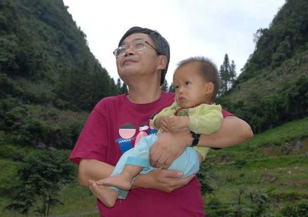 Hình ảnh bình dị của nhà báo Trần Đăng Tuấn khi ông tham gia hoạt động từ thiện giúp các trẻ em vùng cao. (Ảnh: Trí Thức Trẻ).