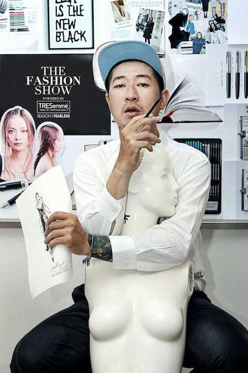 Với Võ Công Khanh là những ấn tượng từ sách, bộ sưu tập “The book’s story” chứa đựng muôn vàn câu chuyện sinh động làm mê hoặc mọi ánh nhìn.